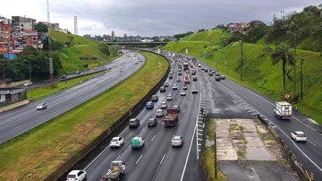 Acidente e excesso de veículos causam tráfego lento em rodovias do litoral de SP
