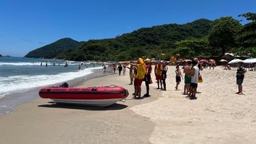 Equipes de resgate na Prainha Branca, no domingo (21)