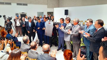Autoridades do judiciário e o governador Tarcísio de Freitas descerram a placa de inauguração do novo fórum de Caraguatatuba