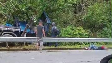 Caminhão perde freio, tomba na Mogi-Bertioga e motorista fica preso às ferragens