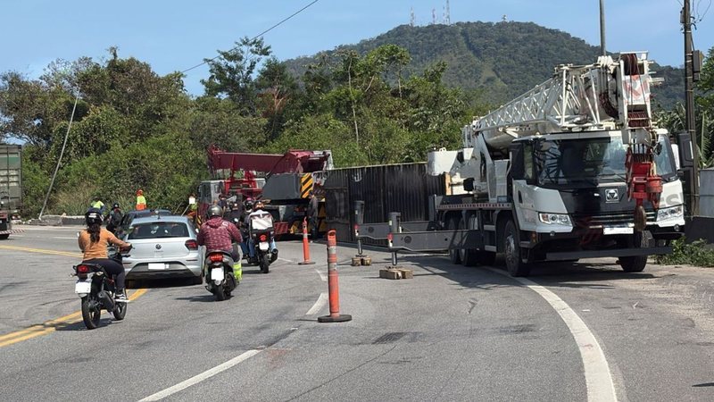Carreta com 24 toneladas de bacalhau tomba em rodovia do litoral de SP