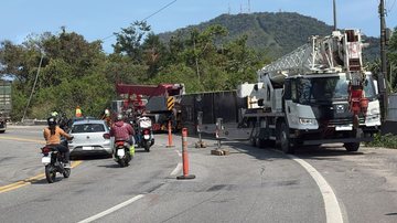 Carreta com 24 toneladas de bacalhau tomba em rodovia do litoral de SP