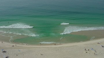 Maioria das mortes por afogamento em praias se relacionam com correntes de retorno capa - Correntes de retorno estão relacionadas com 9 em cada 10 mortes por afogamento em praias Vista aérea do mar com corrente de retorno - Imagem: Corrente de retorno em praia / David Szpilman / Sobrasa