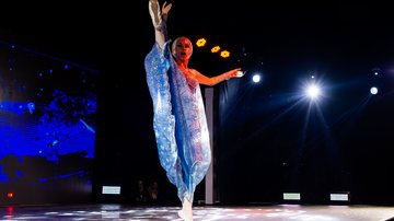 Bailarina em apresentação com tema Frozen