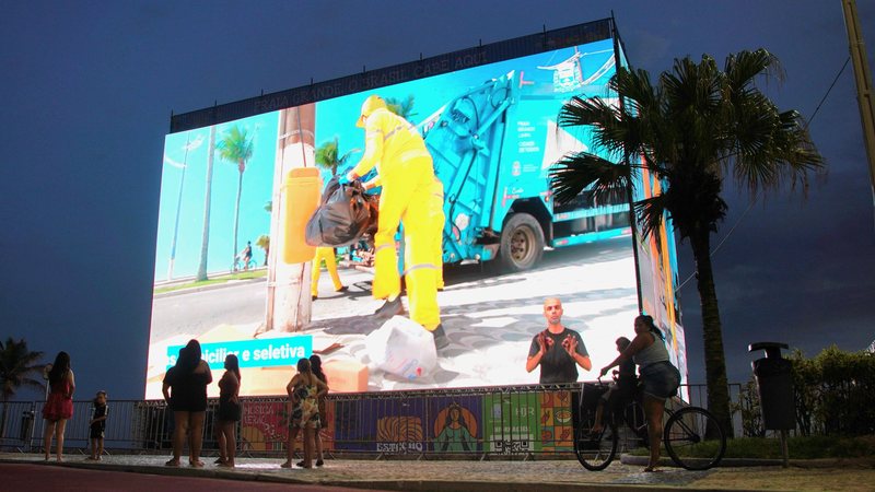 Praia Grande, no litoral de São Paulo, conta com grandes cubos de LEd