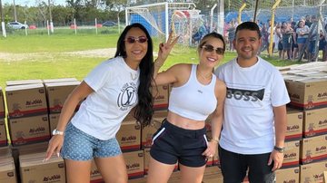 Deolane Bezerra repete ação solidária e doa cestas de Natal em Bertioga