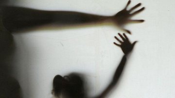 vultos de mãos e crianças