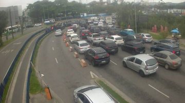 Fila da balsa chega a 3 horas em São Sebastião; Santos tem 90 minutos de espera