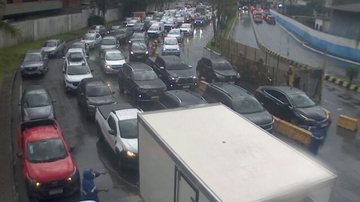 Fila na balsa: Guarujá tem 1 hora de espera para travessia sentido Santos