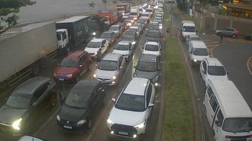 Fila na balsa: saída de Ilhabela tem 1h30 de espera com frota reduzida