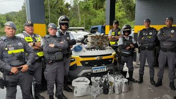 Homem tenta fugir de blitz e acaba preso com 2,5 mil porções de drogas