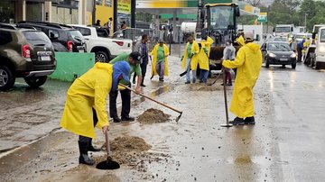 Equipes da prefeitura durante limpeza e reordenação da cidade
