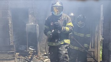Incêndio causado por botijões de gás destrói 9 m² de imóvel no litoral de SP
