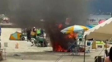 Incêndio destrói carrinho de milho em praia de Santos; vídeo