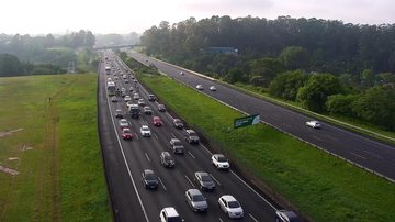 Motoristas enfrentam tráfego lento em rodovias do litoral de SP