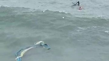 Piloto fica ferido ao cair com paraglider no mar do litoral de SP; vídeo