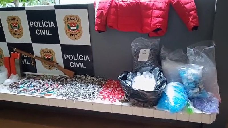 Polícia Civil encontra 'barraco bomba' e apreende quase 9 kg de drogas em morro de Santos