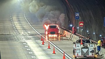 Veículo pega fogo em rodovia e trava trânsito nesta terça (2)