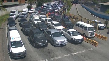 Vento forte paralisa balsa entre Bertioga e Guarujá; travessia Santos/Guarujá opera com lentidão