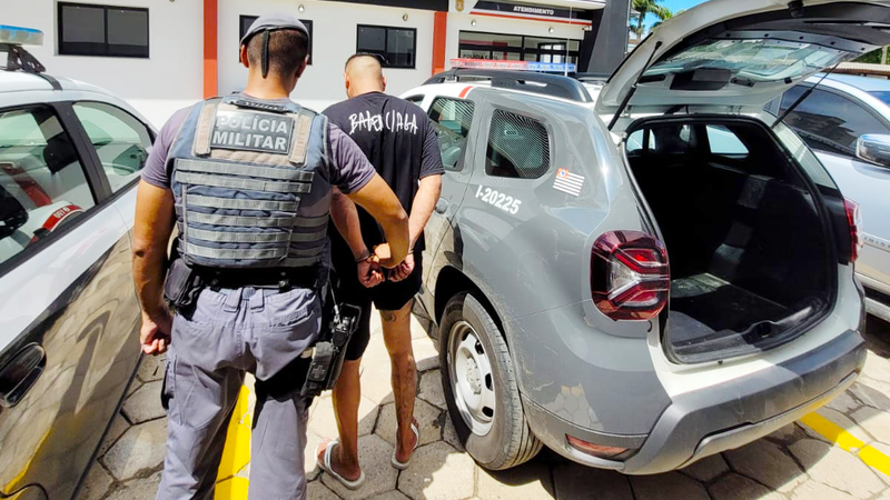 Autor das facadas, preso em flagrante por homicídio, é conduzido para DP de Caraguatatuba - Polícia Militar