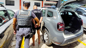 Autor das facadas, preso em flagrante por homicídio, é conduzido para DP de Caraguatatuba - Polícia Militar