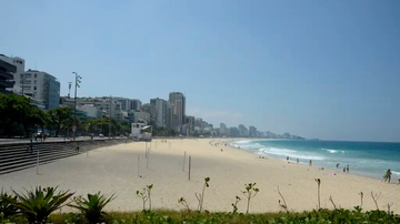 Prédios e casas na beira da praia