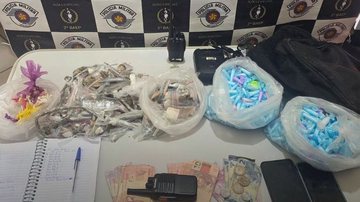 Baep apreende 1,5 kg de drogas e rádio comunicador em Cubatão