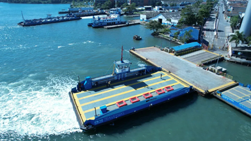 Balsa que opera na travessia Santos-Guarujá