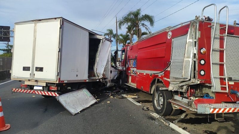 Veículo do Corpo de Bombeiros é atingido por caminhão-baú na Padre Manoel da Nóbrega