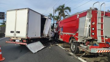 Veículo do Corpo de Bombeiros é atingido por caminhão-baú na Padre Manoel da Nóbrega