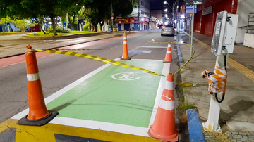 Caraguá implanta vagas e eletropostos para carros elétricos, mas motoristas pagarão 400% a mais na zona azul