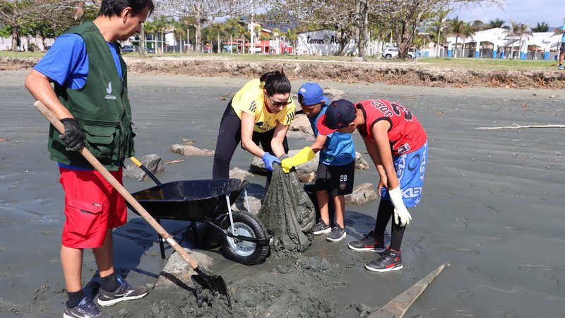Caraguatatuba promove ação 'O Mar Não Está Pra Lixo' na orla do Centro