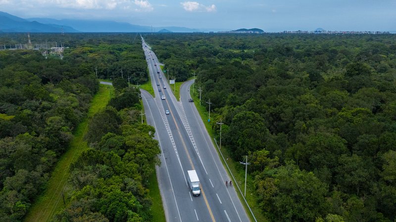 Ciclista morre atingido por dois veículos na rodovia Rio-Santos em Bertioga
