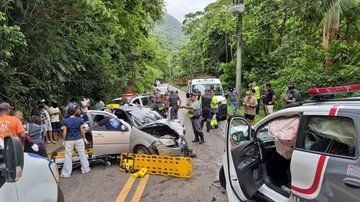 Colisão entre viatura da PM e carros deixa feridos na rodovia Rio-Santos