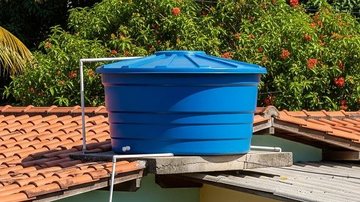 Como a água chega à sua casa guia explica distribuição e uso da caixa-d’água