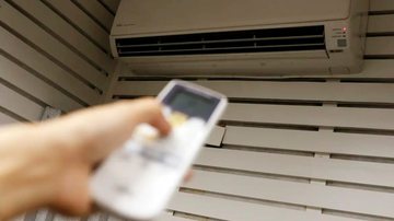 Controle de ar-condicionado mirado para o aparelho