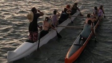 Do lazer ao esporte, canoa havaiana conquista moradores e turistas em Santos