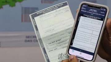 Documentos obrigatórios de um veículo, CNH e CRLV, lado a lado.