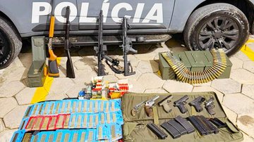 Entre o armamento apreendido pelo Baep estão revólveres, pistolas e até fuzil - Foto Polícia Militar