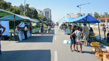 Feira em Bertioga com barracas de frutas, verduras e lanches típicos