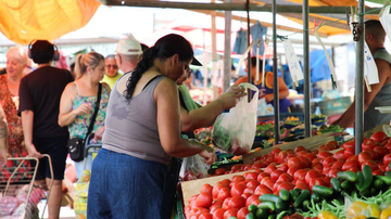 Pessoas comprando em feira livre de São Vicente
