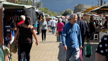 Cidadãos comprando na feira livre de Peruíbe