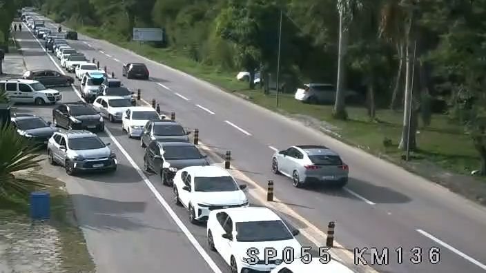 Fim de tarde com tráfego congestionado no retorno pela Rio-Santos