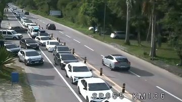 Fim de tarde com tráfego congestionado no retorno pela Rio-Santos