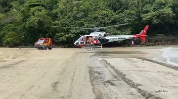 Homem cai em área de costeira em Ubatuba; assista ao resgate