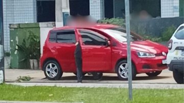 Homem morre após ter mal súbito dentro de carro em Santos