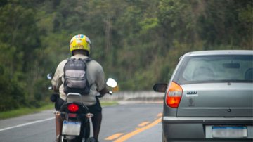 Irmãos gêmeos morrem após acidente de moto em rodovia do Guarujá