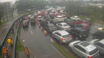 Maré forte prejudica travessia de balsas entre Santos e Guarujá e aumenta tempo de espera
