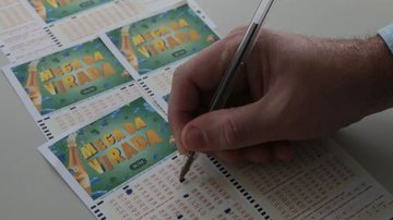 Apostador preenche volante da Mega da Virada em uma lotérica