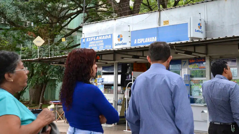 Pessoas esperando na fila de lotérica